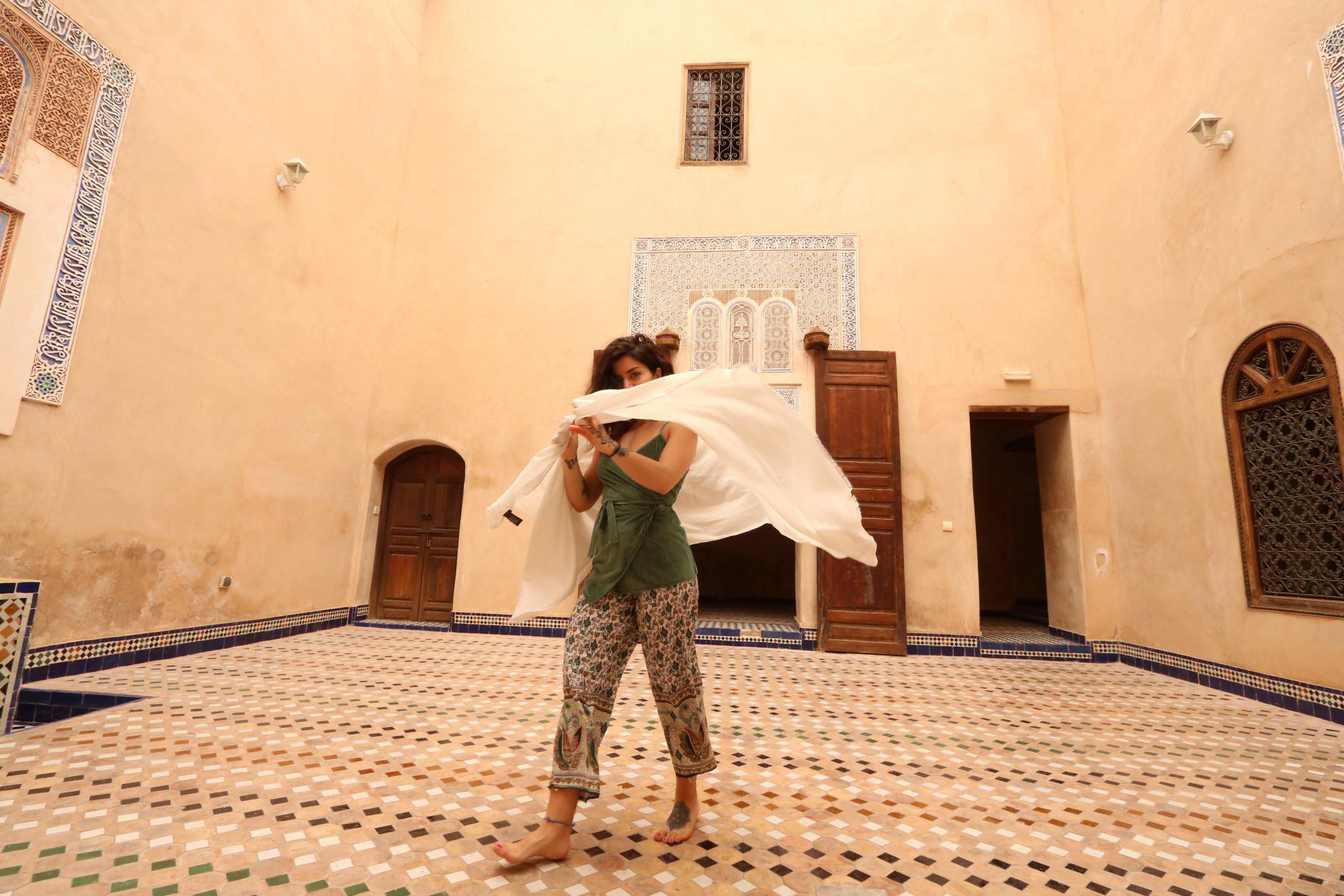 Anna in Marocco, danza con il velo nel cortile a mosaico